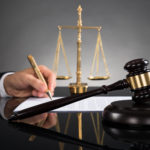 Adwokat to obrońca, jakiego zobowiązaniem jest doradztwo pomocy z przepisów prawnych.